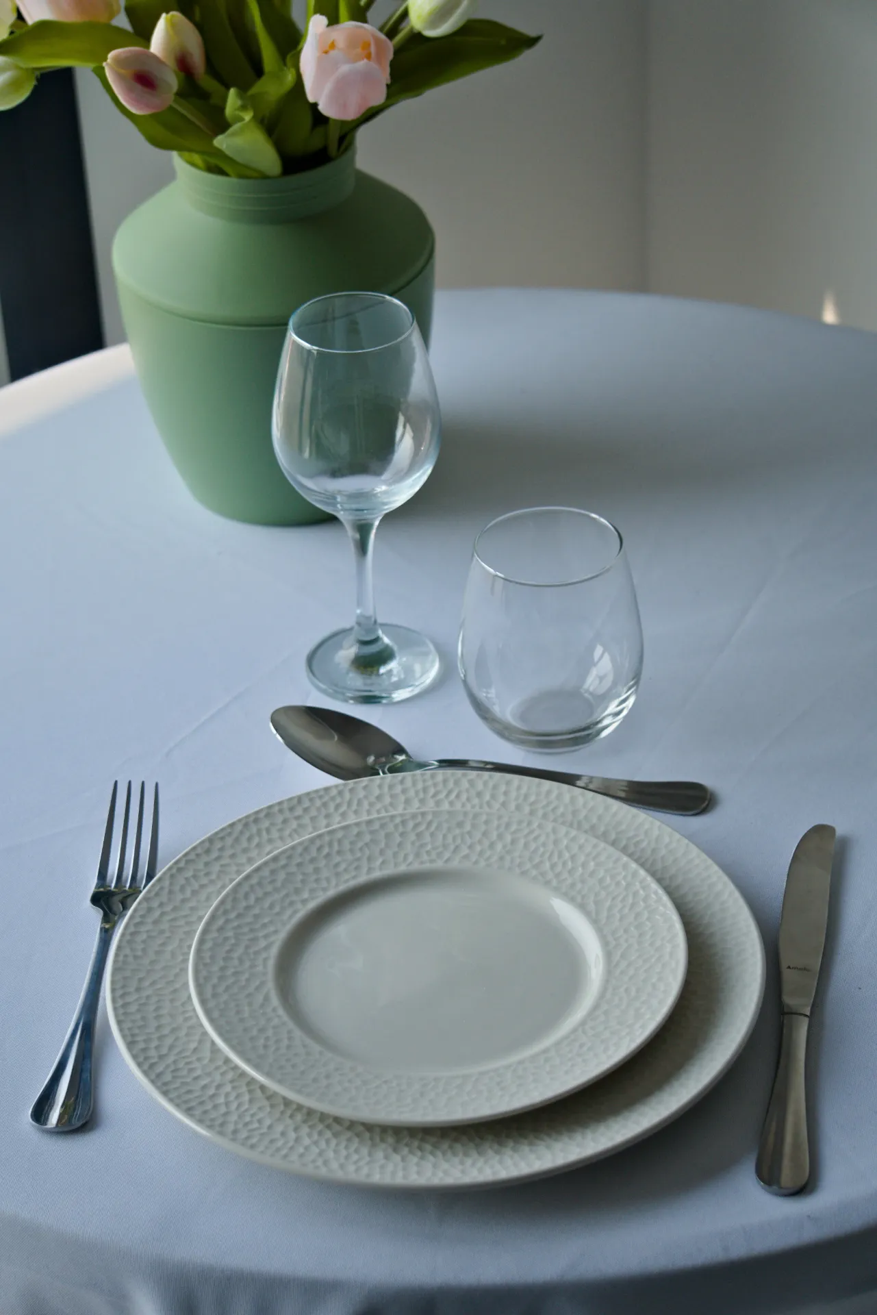 [203] Pack Porcelaine Martelée N°3 ass plate + ass dessert + 3 couverts baguette + Verre à vin + verre à eau