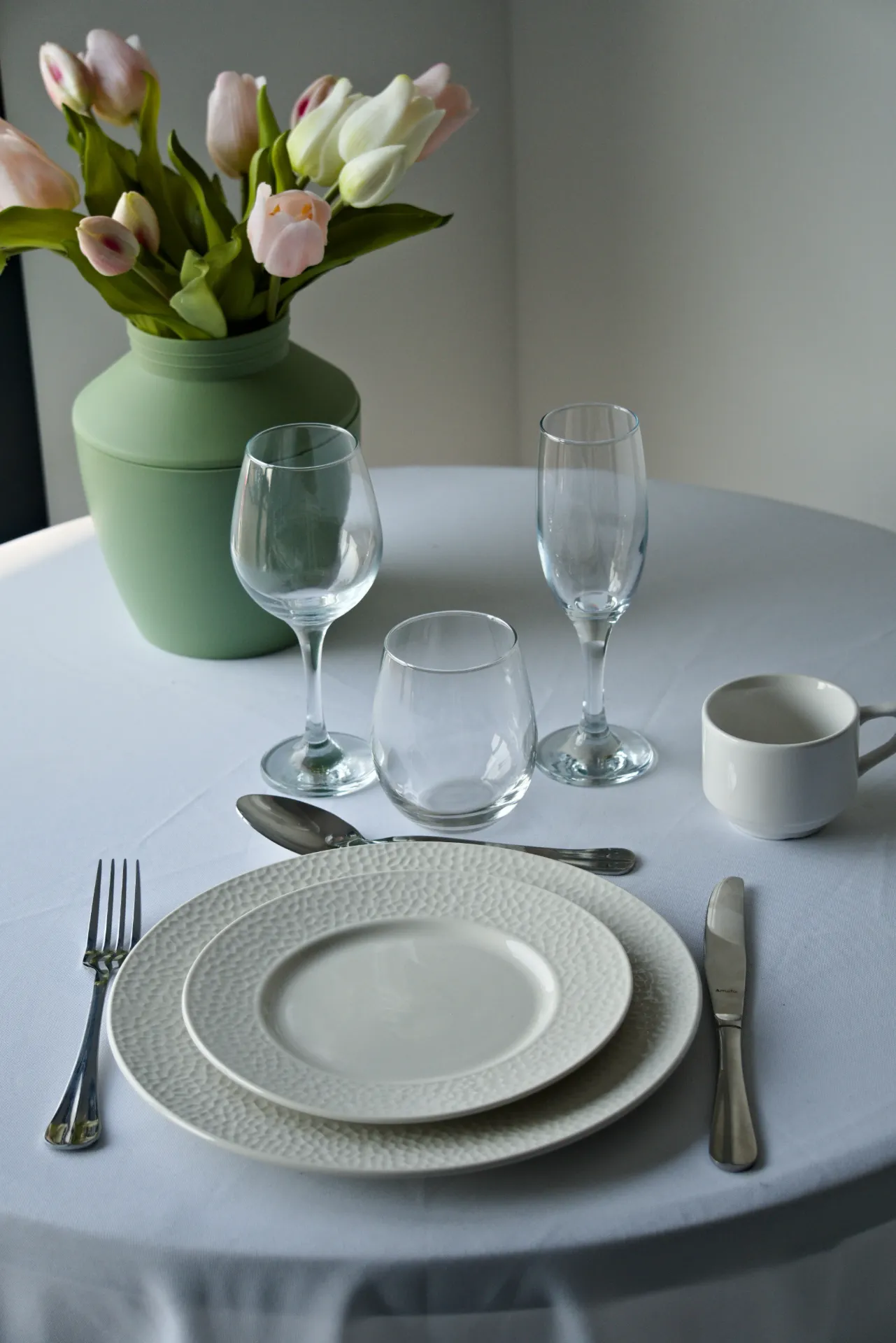 [205] Pack Porcelaine Martelée N°5  2 ass, couverts Baguette , 3 verres traiteur , tasse 9cl